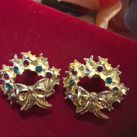 Vintage Christmas pin bundle and wreath post earring set. - Picture 6 of 9